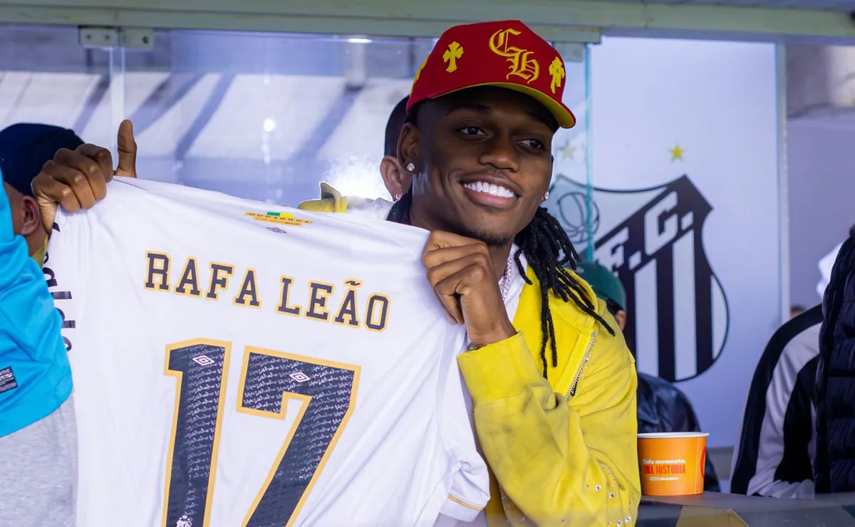 Rafael Leão elogia Neymar após Santos x Chape e cita Corinthians ao falar da preparação no Brasil
