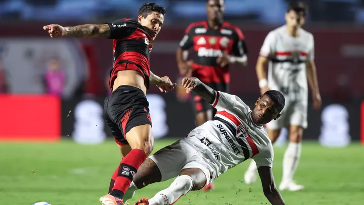 Pedro e Arboleda vão se enfrentar em Flamengo x São Paulo - Foto: Alexandre Schneider/Getty Images