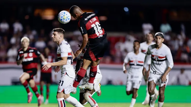 Flamengo x São Paulo reencontro após seis meses coloca trajetórias opostas frente a frente no Brasileirão - Foto Marcello ZambranaAGIF