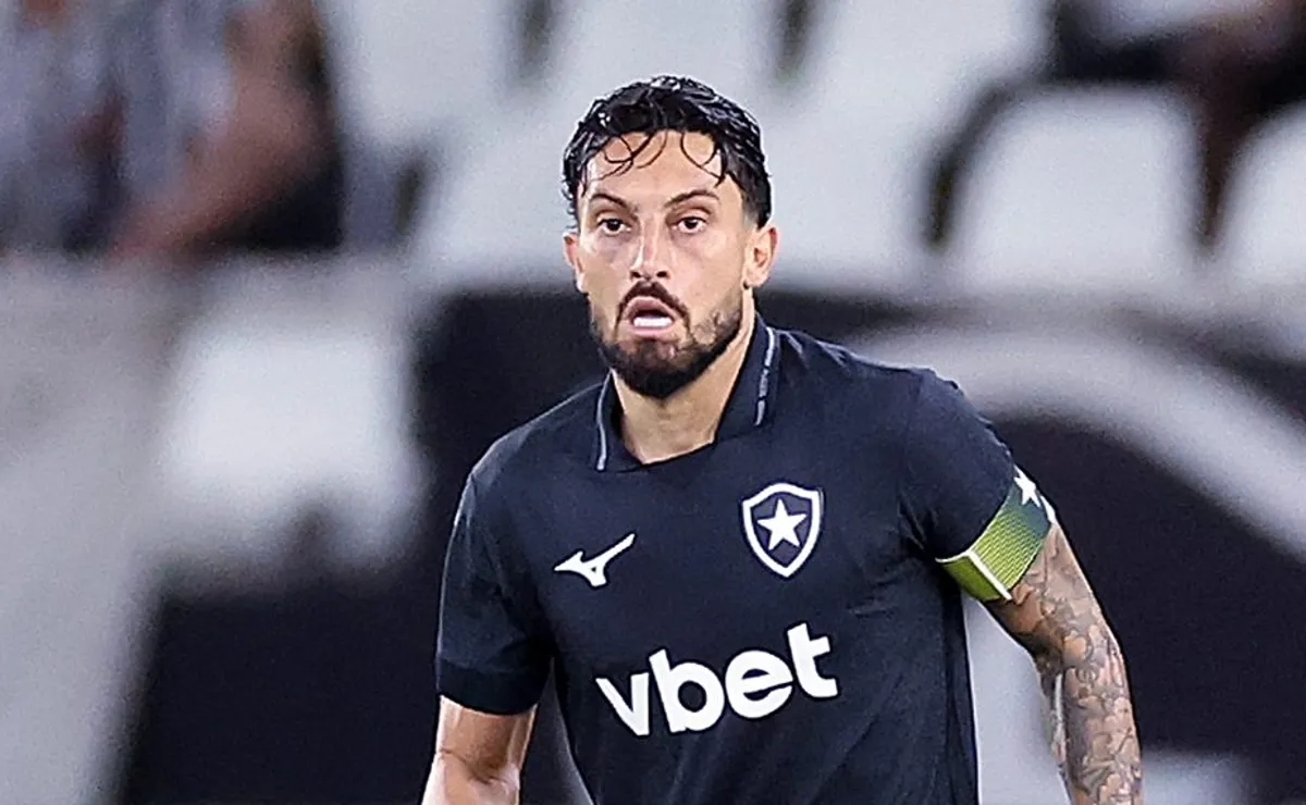 Alex Telles cita reencontro com Artur Jorge e revela peso de Cruzeiro x Botafogo no Brasileirão