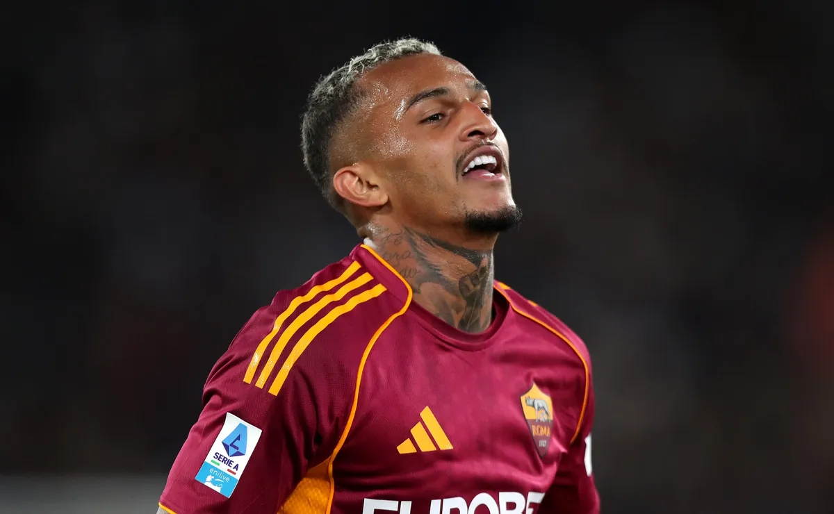 Wesley, ex-Flamengo, é expulso em primeiro jogo pela Roma depois do corte na Copa do Mundo