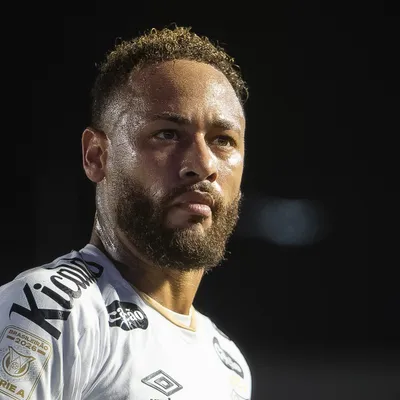 Neymar desmente cobrança dura a jovens no Santos
