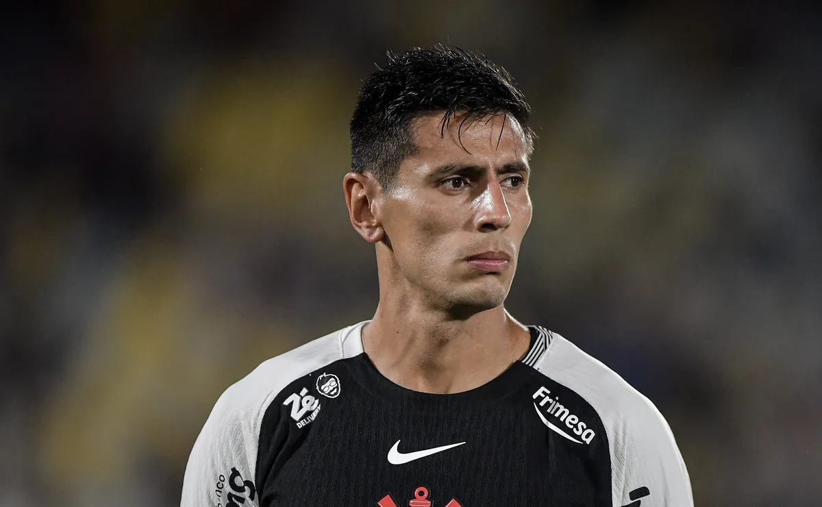 Bahia e Corinthians começa agitado com gol de Angileri e lance anulado com semiautomático