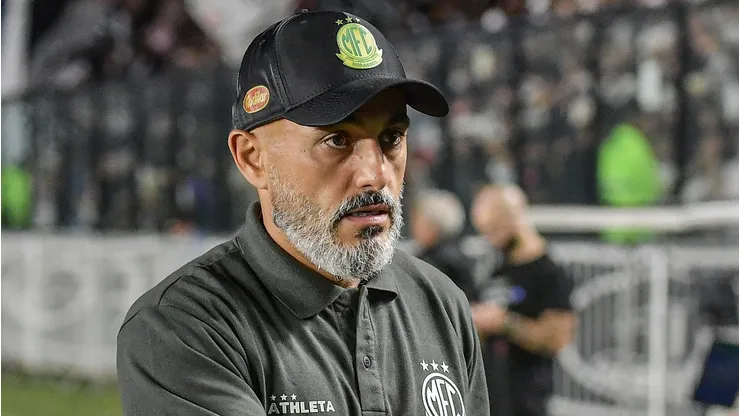 Rafael Guanaes tecnico do Mirassol durante partida no estádio São Januário. Foto: Thiago Ribeiro/AGIF