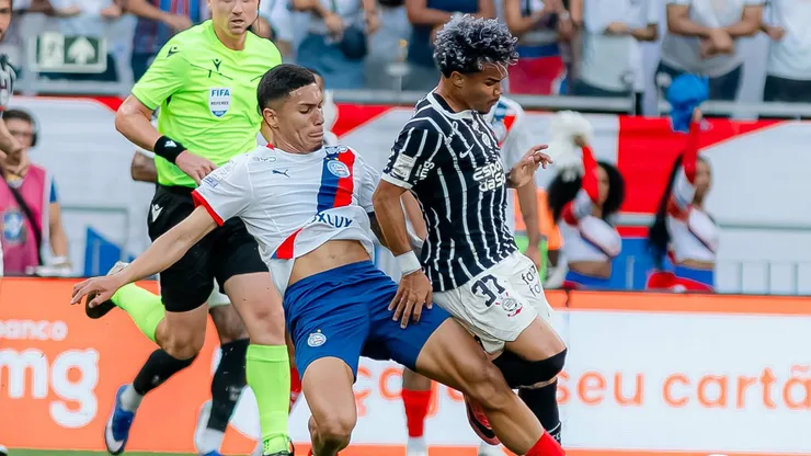 Zé Guilherme jogador do Bahia e Kaio César jogador do Corinthians durante partida na Arena Fonte Nova. Foto: Marcio Jose/AGIF