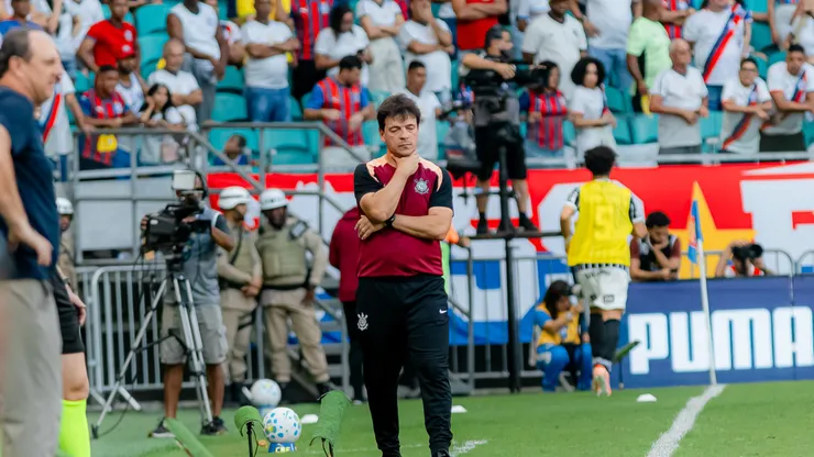 Fernando Diniz, técnico do Corinthians, durante partida contra o Bahia no estadio Fonte Nova pelo campeonato Brasileiro A 2026. Foto: Marcio Jose/AGIF