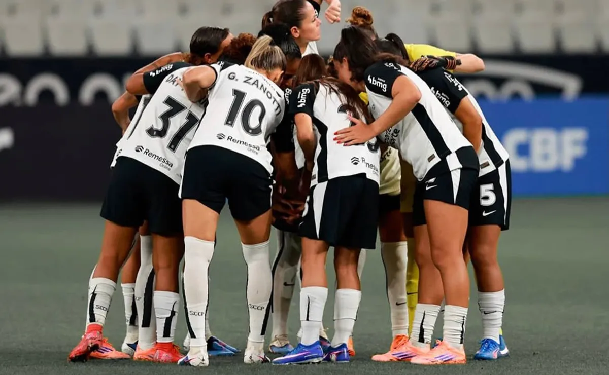 Corinthians goleia o Vitória, reassume a liderança do Brasileirão e ganha confiança para o Dérbi
