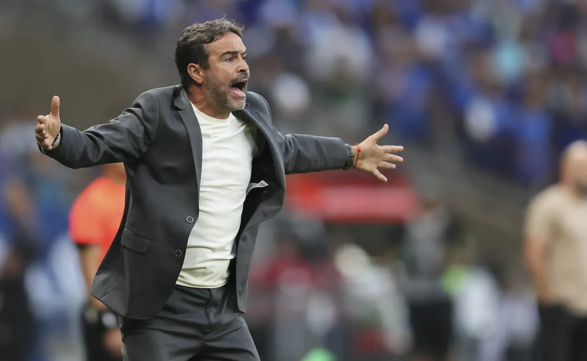 Artur Jorge erra em estratégia e Cruzeiro é derrotado em casa para o Botafogo pelo Brasileirão
