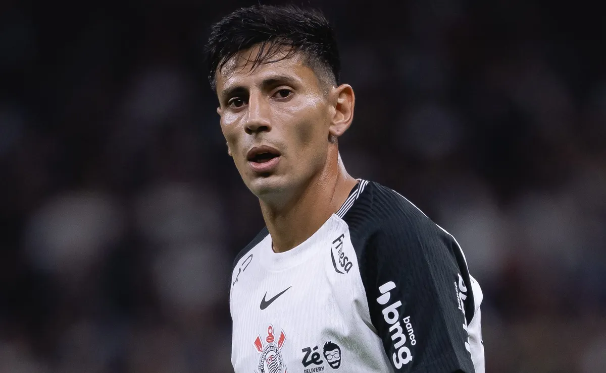 Fabrizio Angileri marca um golaço, falha na defesa e vive tarde de herói e vilão pelo Corinthians