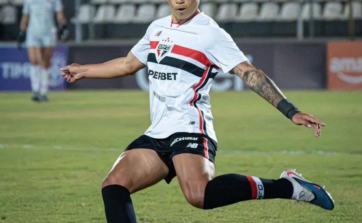 Bia Menezes celebra 200 jogos na carreira e reforça trajetória no futebol feminino