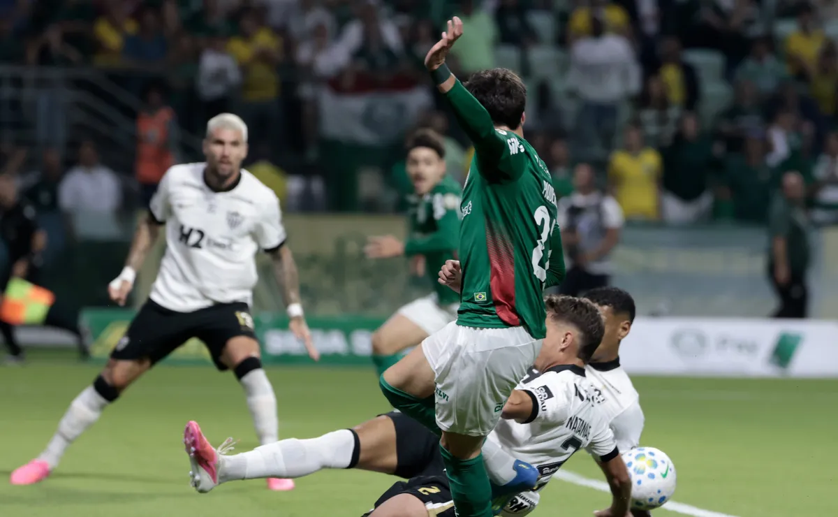Torcida do Palmeiras detona arbitragem por pênalti não marcado contra o Atlético-MG: “Matou o ataque”