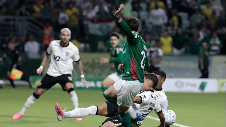 Piquerez, jogador do Palmeiras, durante partida contra o Atletico-MG no estadio Nubank Arena pelo campeonato Brasileiro A 2026. Foto: Marcello Zambrana/AGIF