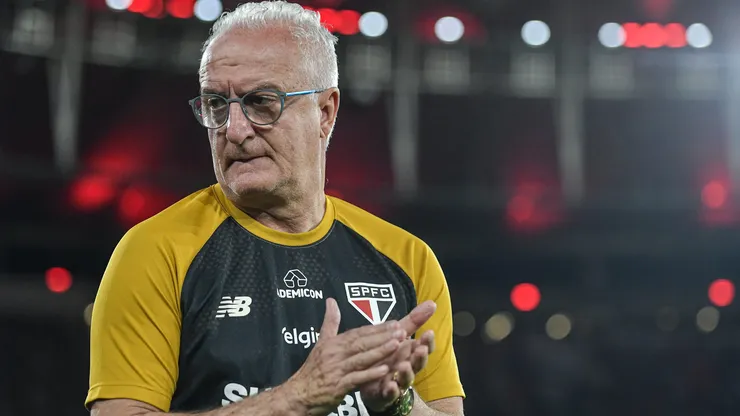 Dorival Júnior, tecnico do São Paulo, durante partida contra o Flamengo no estadio Maracana pelo campeonato Brasileiro A 2026. Foto: Thiago Ribeiro/AGIF