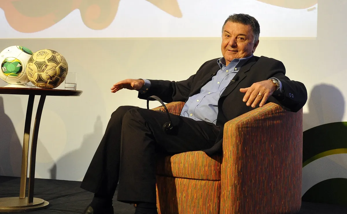 Arnaldo Cezar Coelho critica CBF em estreia de impedimento semiautomático: “Compraram incompleto”