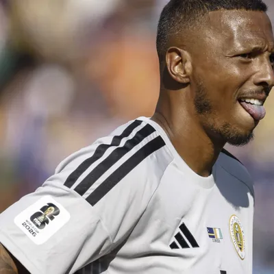 Eloy Room sofre golaço do meio-campo após brilhar na Copa do Mundo