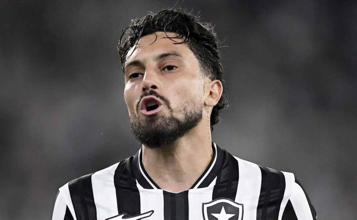 Alex Telles atinge 100 jogos pelo Botafogo e ganha homenagem do clube em noite especial