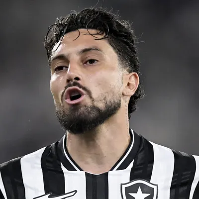 Alex Telles completa 100 jogos pelo Botafogo e recebe homenagens