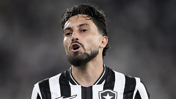 Alex Telles atingiu 100 jogos pelo Botafogo. Foto: Alexandre Loureiro/AGIF