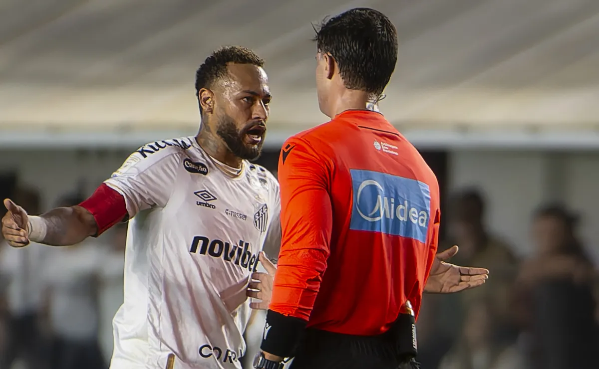 Neymar supera Gabigol e lidera ranking de cartões do Santos no Campeonato Brasileiro