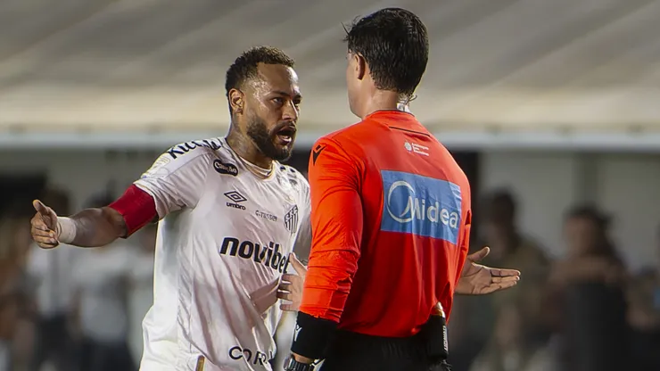 Neymar é o jogador do Santos com mais cartões no Brasileirão - Foto: Anderson Romão/AGIF