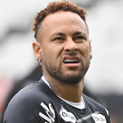 Neymar supera cartões de 2025 jogando dez partidas a menos