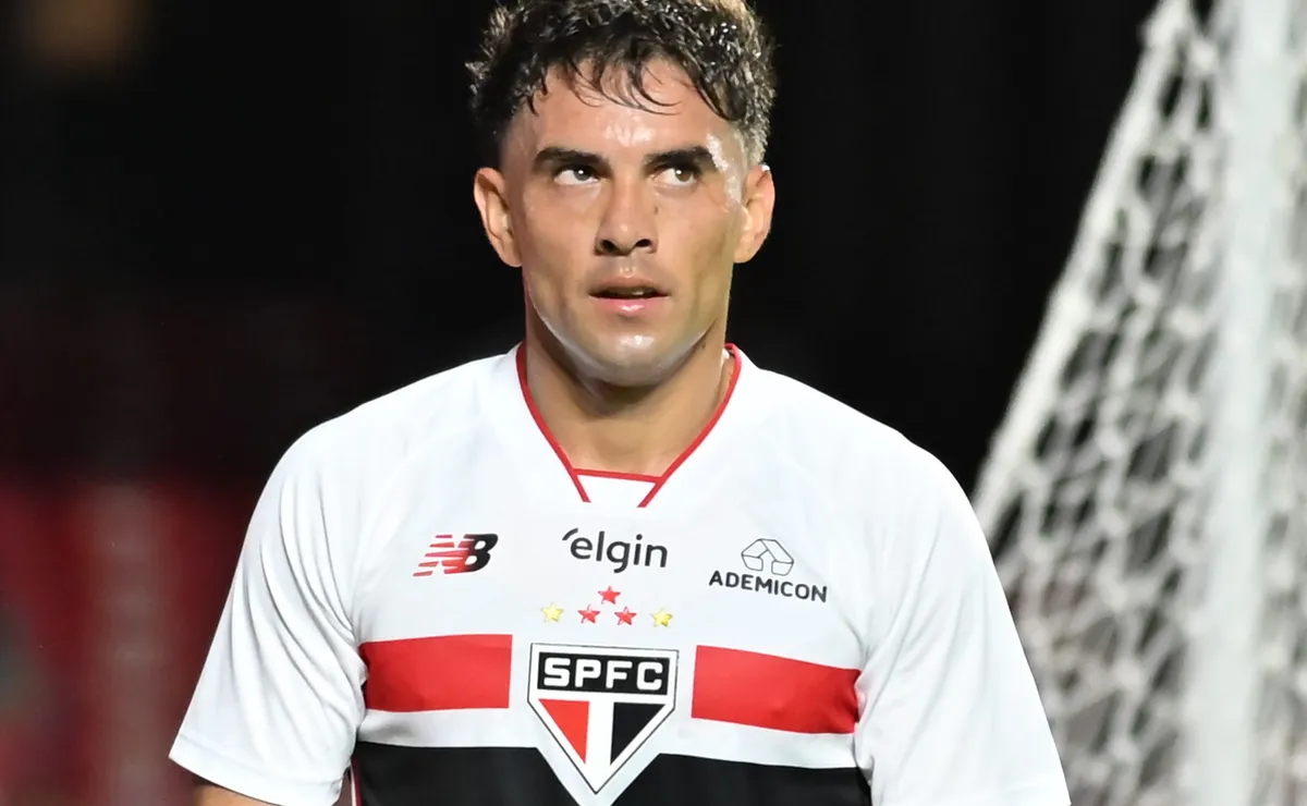 Atrito por cobrança de dívida faz Enzo Díaz perder espaço no São Paulo