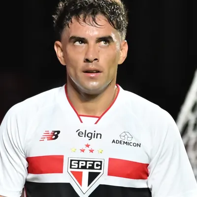 Cobrança de dívida faz Enzo Díaz perder espaço no São Paulo