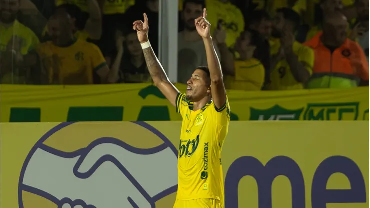 Igor Formiga, jogador do Mirassol, comemora seu gol. Foto: Joisel Amaral/AGIF