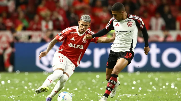 Samuel Lino em ação contra o Inter na temporada passada - Foto: Pedro H. Tesch/Getty Images
