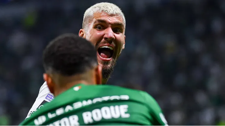 Lyanco provoca Vitor Roque em Palmeiras x Atlético-MG, no Nubank Parque