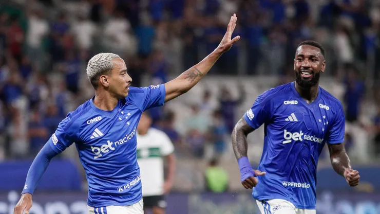 Matheus Pereira e Gerson durante partida pelo Cruzeiro. Foto: Fernando Moreno/AGIF