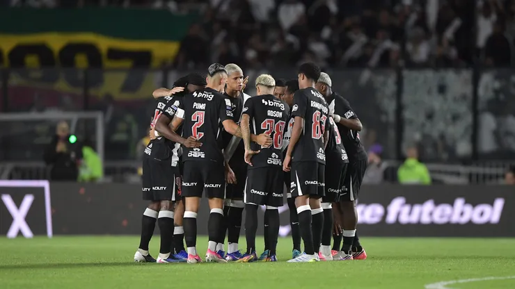 Jogadores do Vasco antes na partida contra Mirassol no estadio Sao Januario pelo campeonato Brasileiro A 2026. Foto: Thiago Ribeiro/AGIF