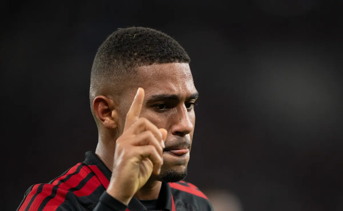 Samuel Lino não será usado em negociação por Almada, e Flamengo espera pagar no máximo R$ 133 milhões