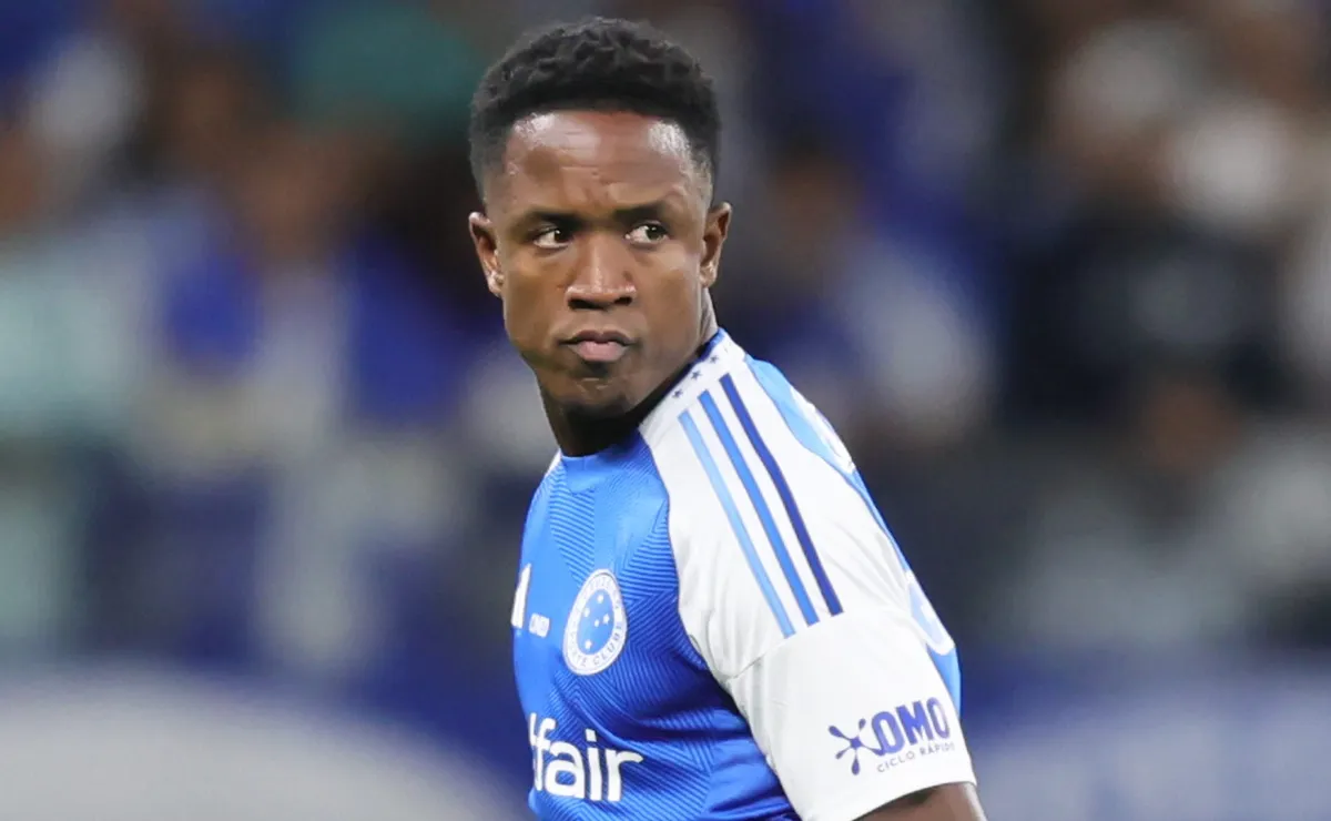 Cruzeiro confirma lesão em Sinisterra, e atacante pode ficar até seis meses fora