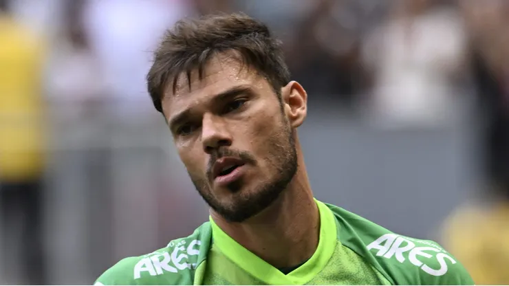 Thomazella, goleiro do Mirassol, atuando como jogador do Portuguesa. Foto: Mateus Bonomi/AGIF