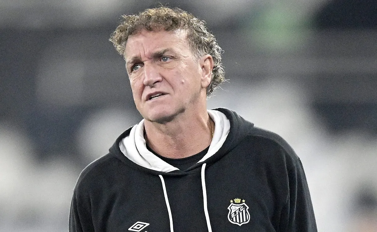 Cuca surpreende e rascunha escalação alternativa no Santos visando a Sul-Americana