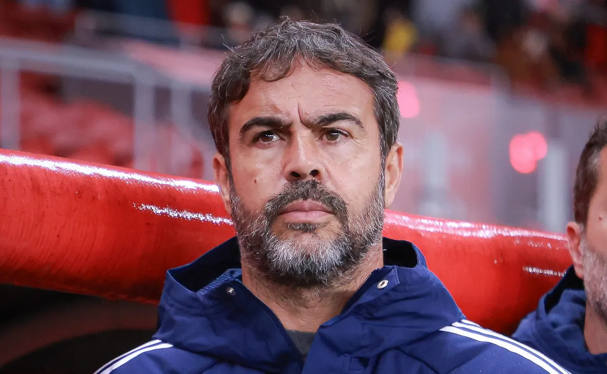 Elenco curto do Cruzeiro liga alerta da comissão técnica mesmo após grandes investimentos em 2026