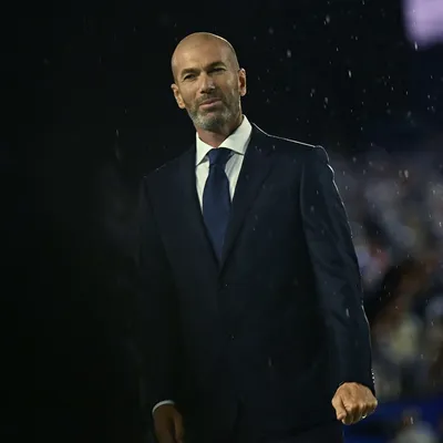 Zidane é anunciado como substituto de Deschamps na França