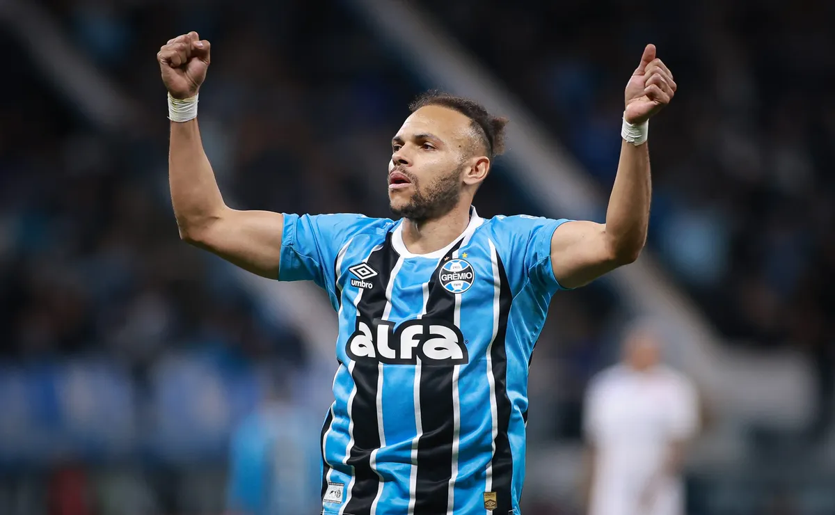 Grêmio acerta contratação do croata Filip Krovinović e chega a 12 estrangeiros na equipe