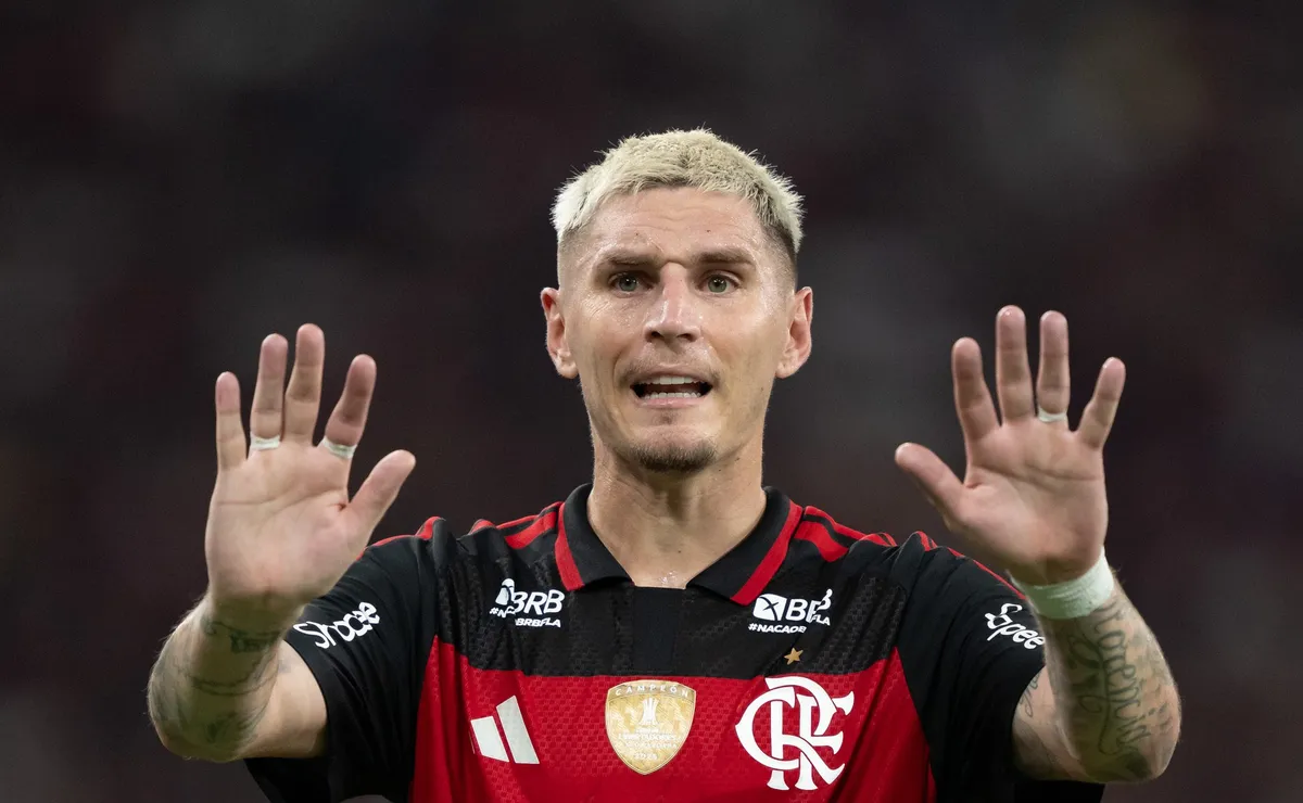 Bastidores do Flamengo: Varela perde titularidade para Emerson Royal e tenta convencer Leonardo Jardim