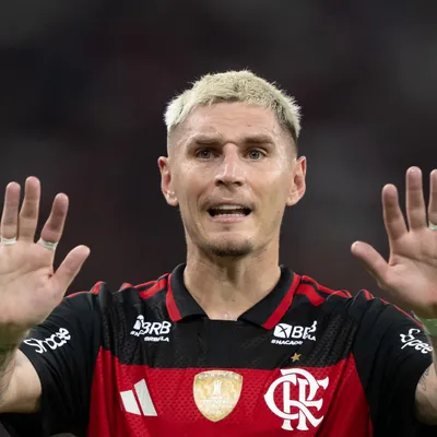 Varela perde titularidade para Emerson Royal e tenta convencer Leonardo Jardim