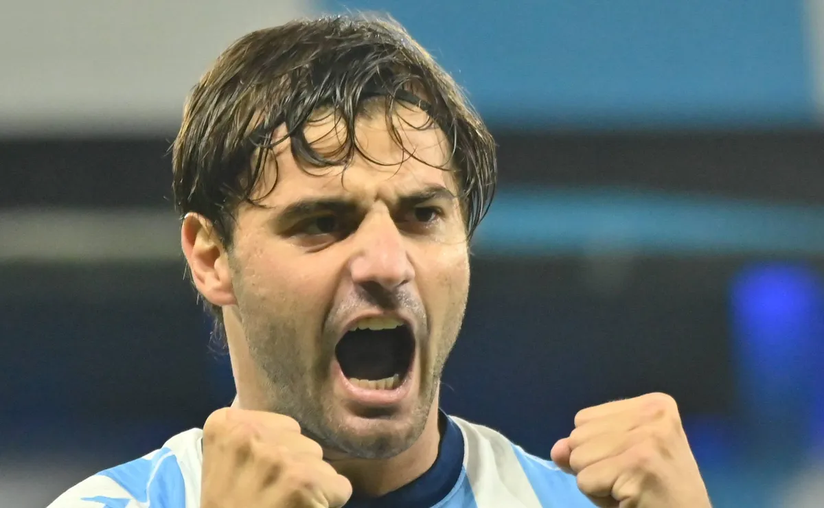 Vasco esbarra em exigência do Racing e usa desejo de Santiago Sosa para destravar negócio
