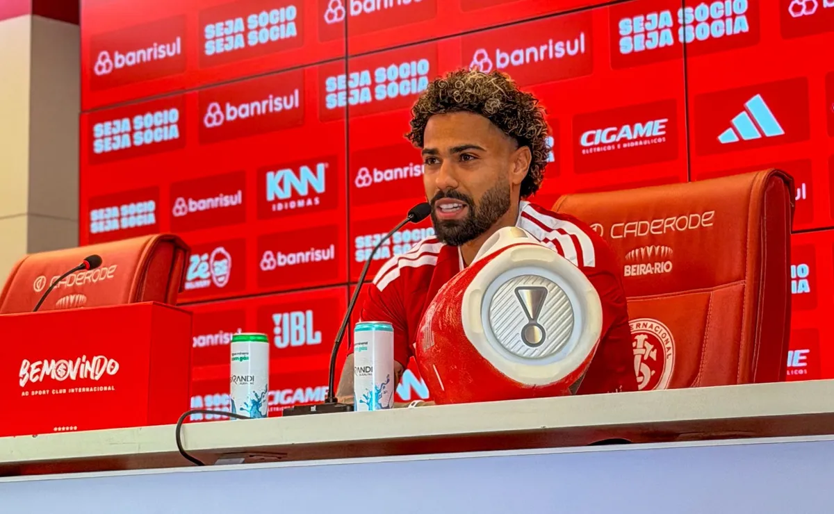 Calebe é apresentado no Internacional e revela como foi trabalhar com Coudet, ex-técnico colorado