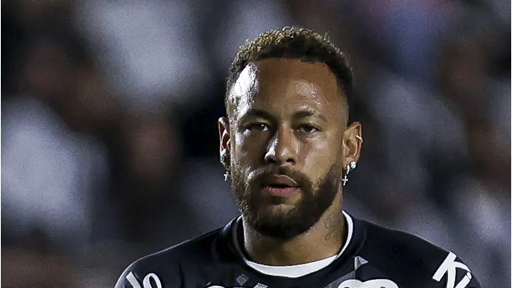Neymar em campo com a camisa do Peixe.