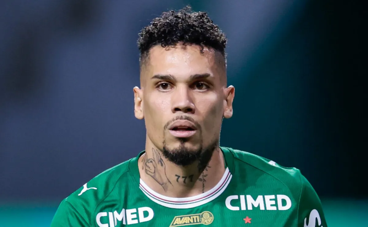 Paulinho sofre nova lesão e Palmeiras perde atacante por entorse no tornozelo