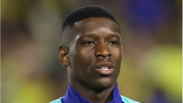 Luiz Henrique em campo com a camisa da Seleção Brasileira.
