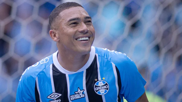 Carlos Vinícius vai permanecer mais tempo no Grêmio.