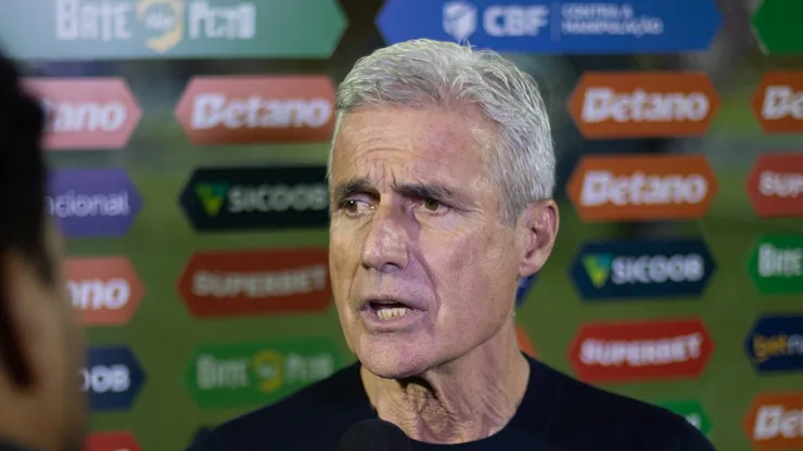 Luís Castro durante partida contra o Mirassol.