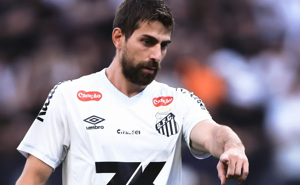 Luan Peres ganha nova chance com Cuca e será titular do Santos contra a Universidad Central