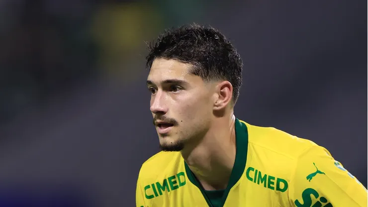 Emiliano Martínez em campo pelo Verdão.